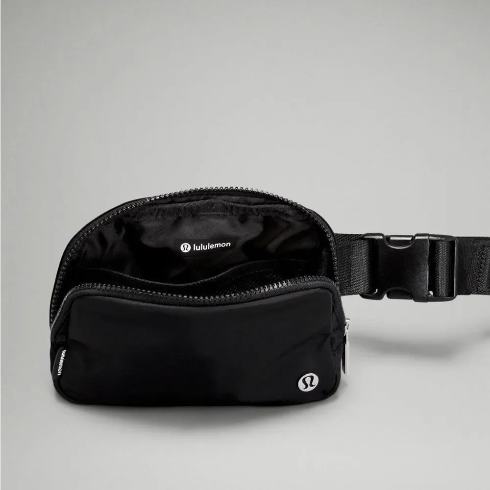 NWT Everywhere Belt Bag 1L Black - Picture 5 of 6